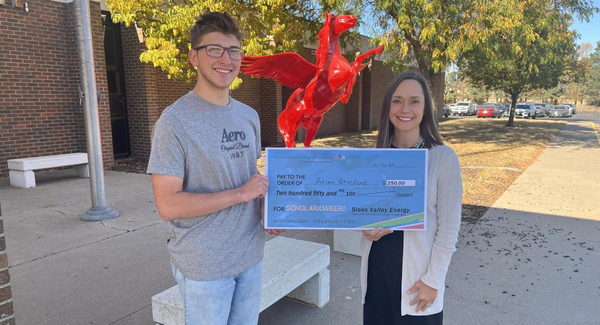 arien-stalford-receives-check-from-carrie-vugtuveen-with-sve